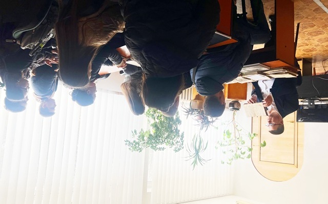 Доцент Богдан Жулковський показує нотолінійний Ірмологіон